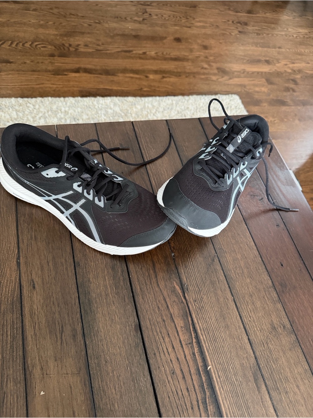 Asics Men's Black and White Lightweight Training Sneakers